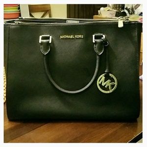MAKE,OFFERS! Authentic Michael Kors Bag